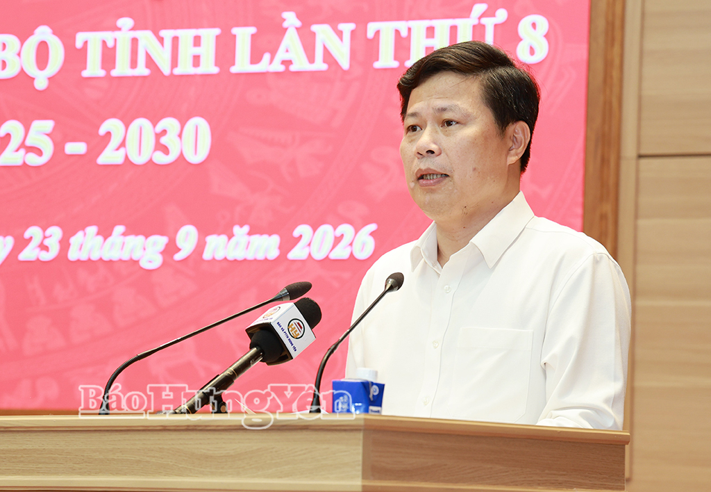 Đồng chí Trần Quốc Toản, Phó Bí thư Thường trực Tỉnh ủy, Chủ tịch Ủy ban MTTQ Việt Nam tỉnh điều hành nội dung thông qua dự thảo Nghị quyết Hội nghị Ban Chấp hành Đảng bộ tỉnh lần thứ 8, nhiệm kỳ 2025 - 2030.