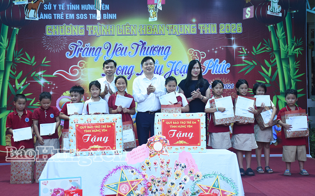 Đồng chí Phạm Văn Nghiêm, Phó Chủ tịch UBND tỉnh trao quà cho các cháu thiếu nhi tại Làng trẻ em SOS Thái Bình.