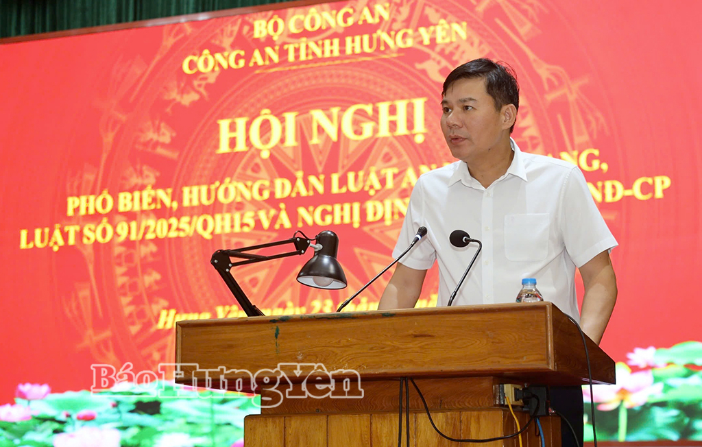 Đồng chí Nguyễn Lê Huy, Ủy viên Ban Thường vụ Tỉnh ủy, Phó Chủ tịch Thường trực UBND tỉnh phát biểu khai mạc hội nghị.
