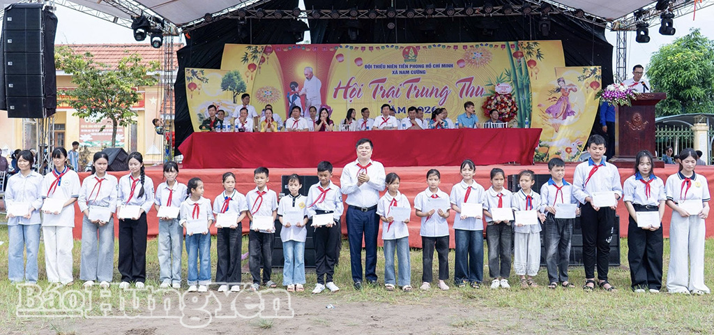 Đồng chí Phạm Văn Nghiêm, Phó Chủ tịch UBND tỉnh trao học bổng tặng các em thiếu niên, nhi đồng tại xã Nam Cường.