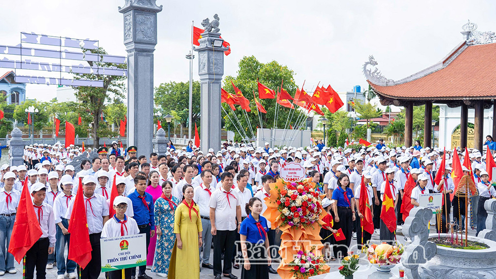 Xã Nam Cường tổ chức dâng hương tại Đền thờ Chủ tịch Hồ Chí Minh.