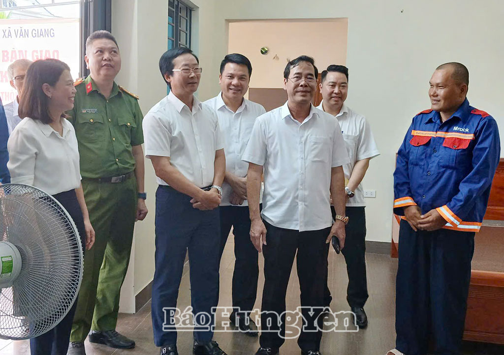 Các đại biểu tham quan ngôi nhà mới xây của ông Nguyễn Văn Lượng.