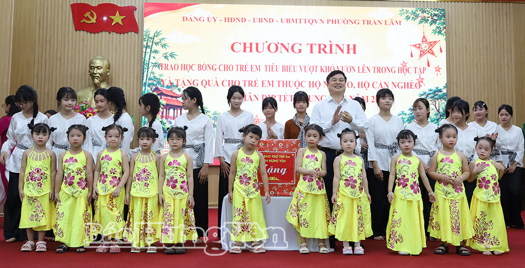 Đồng chí Phạm Văn Nghiêm, Phó Chủ tịch UBND tỉnh trao quà cho các em thiếu nhi phường Trần Lãm. Ảnh: Hoàng Lanh 