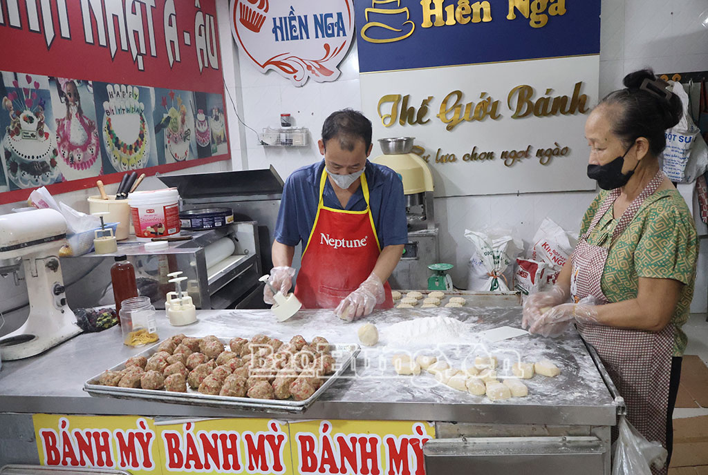 Sản xuất bánh Trung thu tại cơ sở bánh Trung thu Hiền Nga, thôn Thanh Nê, xã Kiến Xương.