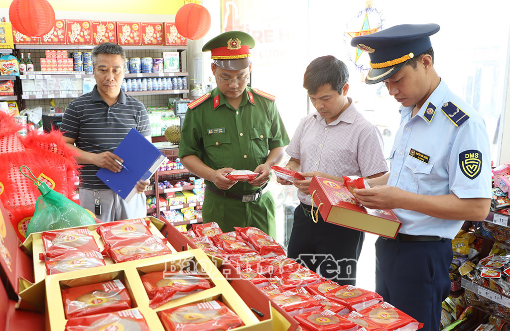 Đoàn kiểm tra liên ngành xã Kiến Xương kiểm tra sản phẩm bánh trung thu bày bán tại cửa hàng siêu thị WinMart, thôn Trà Hương.