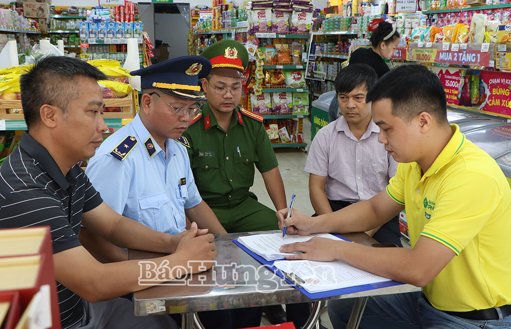 Đại diện cửa hàng Bách Hóa Xanh, thôn Trà Hương ký cam kết  thực hiện đầy đủ Luật ATTP và các quy định hiện hành.