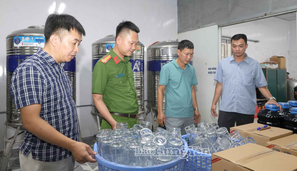 Công an xã Nghĩa Dân phối hợp kiểm tra vệ sinh an toàn thực phẩm tại các cơ sởsản xuất, kinh doanh thực phẩm trên địa bàn.