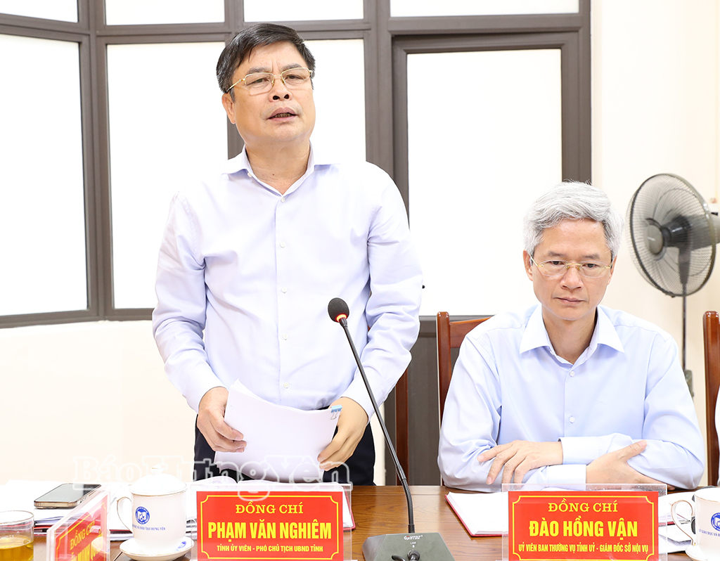 Đồng chí Phạm Văn Nghiêm, Phó Chủ tịch UBND tỉnh phát biểu tại cuộc họp.