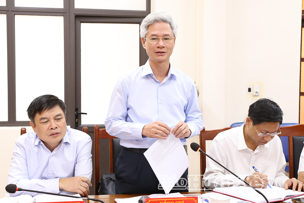 Đồng chí Đào Hồng Vận, Ủy viên Ban Thường vụ Tỉnh ủy, Giám đốc Sở Nội vụ phát biểu tại cuộc họp.