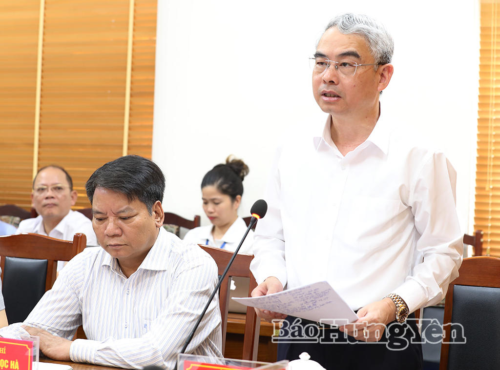 Đồng chí Phạm Đồng Thụy, Ủy viên Ban Thường vụ Tỉnh ủy, Giám đốc Sở Giáo dục và Đào tạo phát biểu tại cuộc họp.