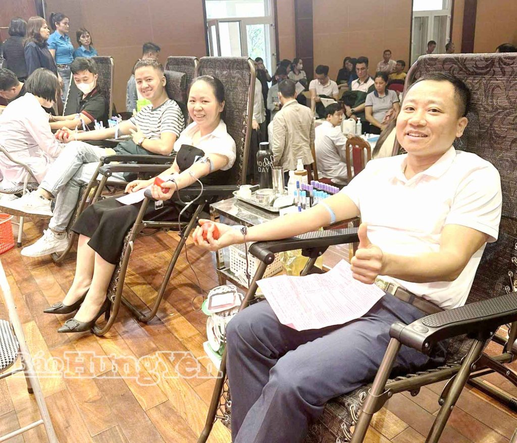 Anh Nguyễn Xuân Sơn, Giám đốc Trung tâm Phục vụ hành chính công phường Thượng Hồng hiến máu tình nguyện.