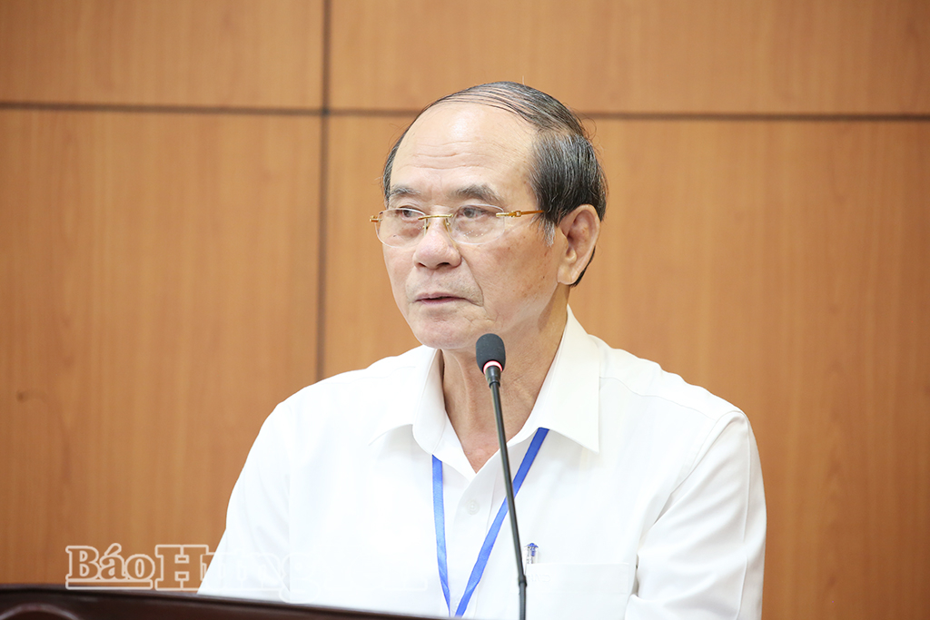 Cử tri tổ 3 Lê Hồng Phong, phường Thái Bình phát biểu ý kiến tại hội nghị.