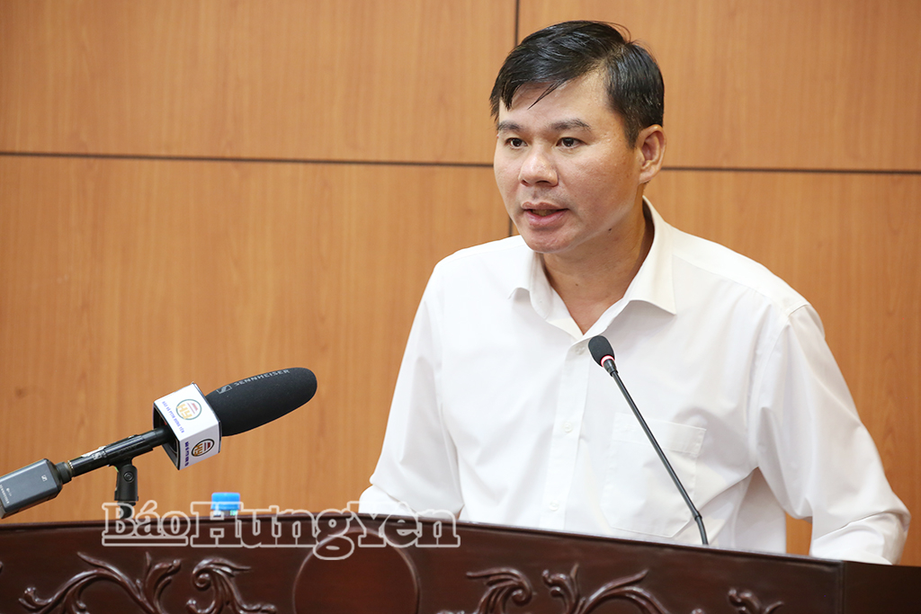 Đồng chí Nguyễn Lê Huy, Ủy viên Ban Thường vụ Tỉnh ủy, Phó Chủ tịch Thường trực UBND tỉnh phát biểu giải đáp một số ý kiến, kiến nghị tại hội nghị.