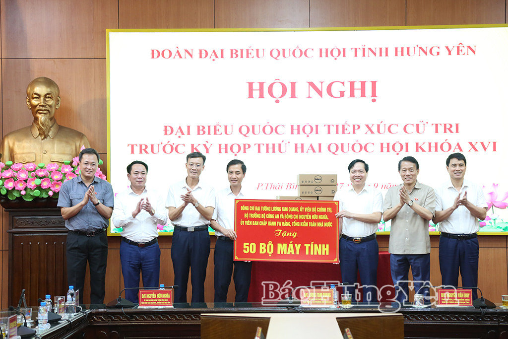 Các đồng chí: Đại tướng Lương Tam Quang, Ủy viên Bộ Chính trị, Bí thư Đảng ủy Công an Trung ương, Bộ trưởng Bộ Công an; Nguyễn Hữu Nghĩa, Ủy viên Ban Chấp hành Trung ương Đảng, Tổng Kiểm toán Nhà nước, Trưởng đoàn ĐBQH tỉnh tặng máy vi tính hỗ trợ các địa phương.
