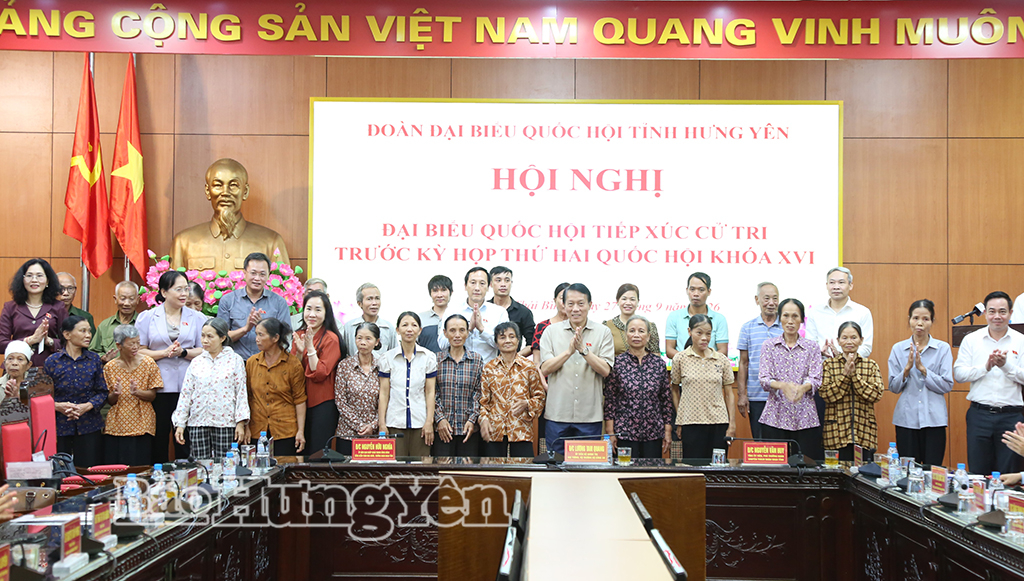Các đồng chí: Đại tướng Lương Tam Quang, Ủy viên Bộ Chính trị, Bí thư Đảng ủy Công an Trung ương, Bộ trưởng Bộ Công an; Nguyễn Hữu Nghĩa, Ủy viên Ban Chấp hành Trung ương Đảng, Tổng Kiểm toán Nhà nước, Trưởng đoàn ĐBQH tỉnh cùng các đại biểu tặng quà hộ nghèo, gia đình chính sách có hoàn cảnh khó khăn trên địa bàn.