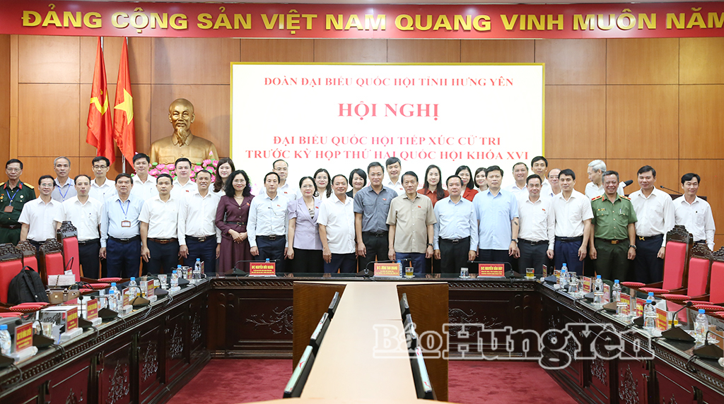 Đại tướng Lương Tam Quang, Ủy viên Bộ Chính trị, Bí thư Đảng ủy Công an Trung ương, Bộ trưởng Bộ Công an cùng các đồng chí lãnh đạo Trung ương, lãnh đạo tỉnh, các đại biểu và cử tri chụp ảnh lưu niệm tại hội nghị.