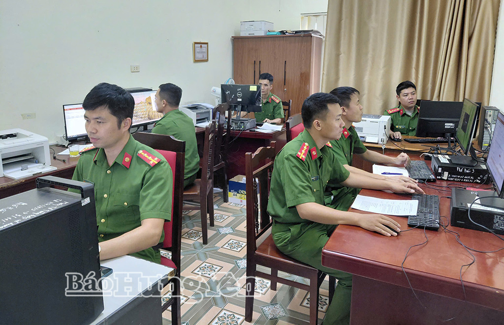 Công an phường Phố Hiến rà soát thông tin thân nhân liệt sĩ.