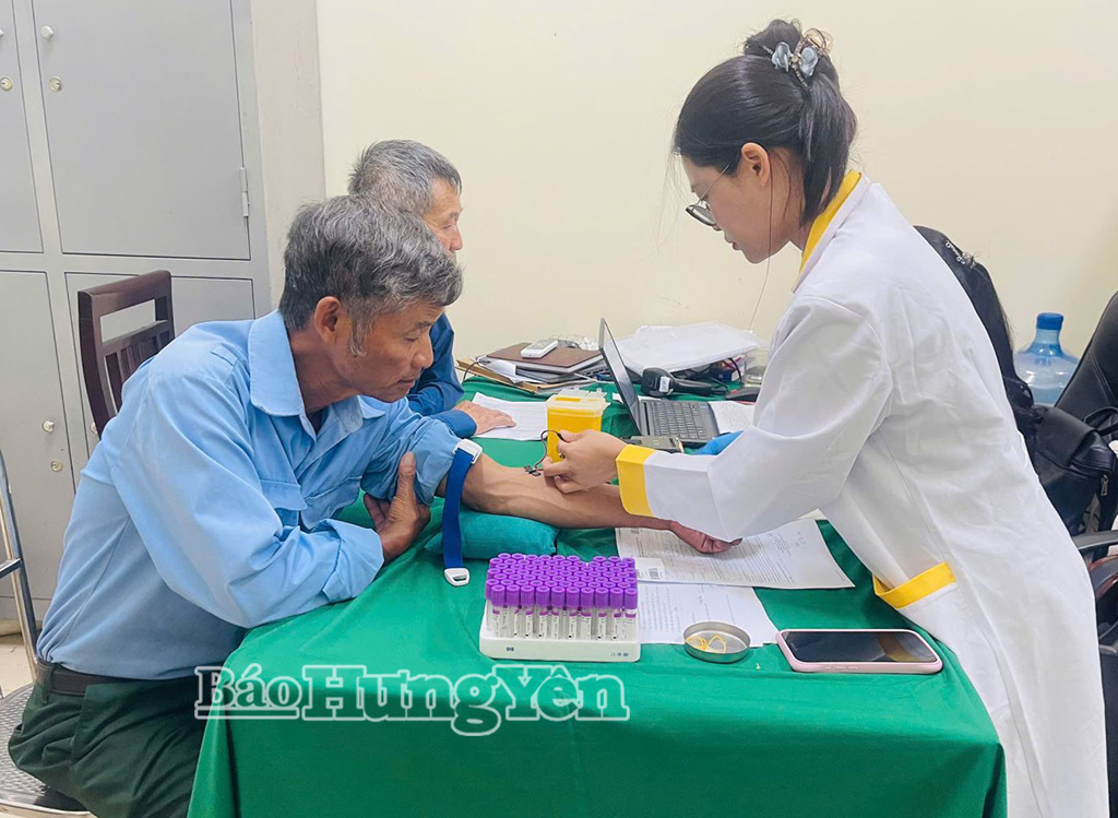 Thu nhận mẫu ADN thân nhân liệt sĩ tại phường Mỹ Hào.