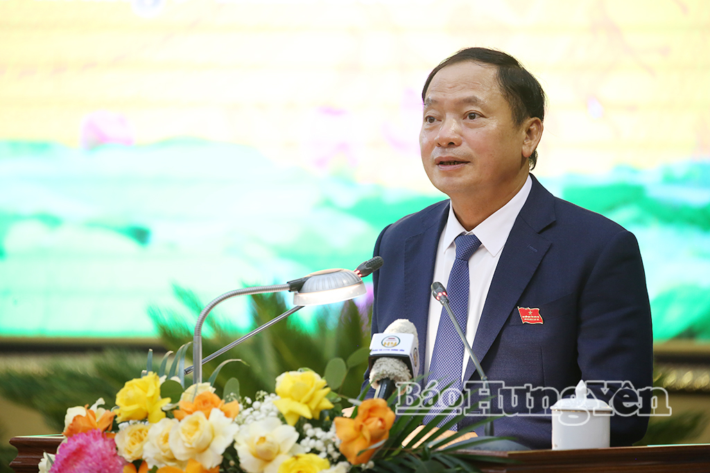 Đồng chí Trần Quốc Văn, Phó Bí thư Tỉnh ủy, Chủ tịch HĐND tỉnh phát biểu khai mạc kỳ họp. 