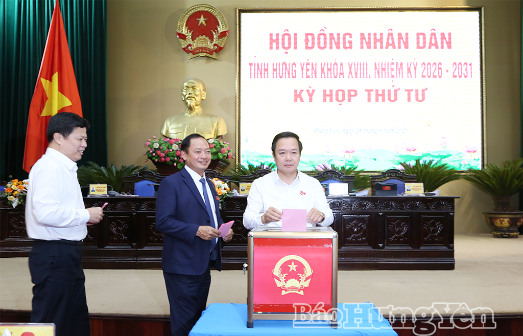 Các đồng chí: Phạm Quang Ngọc, Ủy viên Ban Chấp hành Trung ương Đảng, Bí thư Tỉnh ủy; Trần Quốc Văn, Phó Bí thư Tỉnh ủy, Chủ tịch HĐND tỉnh; Trần Quốc Toản, Phó Bí thư Thường trực Tỉnh ủy, Chủ tịch Ủy ban MTTQ Việt Nam tỉnh bỏ phiếu bầu chức vụ Phó Chủ tịch UBND tỉnh, nhiệm kỳ 2026-2031 tại kỳ họp.IMG_1681.jpeg (2.20 MB)Đồng chí Nguyễn Mạnh Quyền, Phó Bí thư Tỉnh ủy, Chủ tịch UBND tỉnh tặng hoa chúc mừng đồng chí Phạm Bảo Sơn được HĐND tỉnh bầu giữ chức vụ Phó Chủ tịch UBND tỉnh Hưng Yên, nhiệ