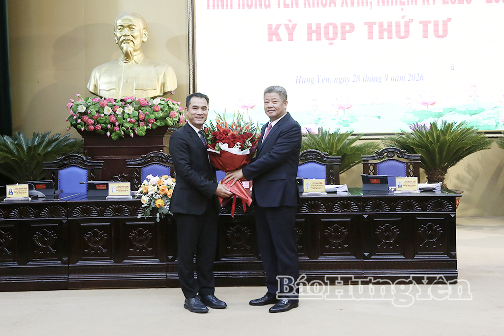 Đồng chí Nguyễn Mạnh Quyền, Phó Bí thư Tỉnh ủy, Chủ tịch UBND tỉnh tặng hoa chúc mừng đồng chí Phạm Bảo Sơn được HĐND tỉnh bầu giữ chức vụ Phó Chủ tịch UBND tỉnh Hưng Yên, nhiệm kỳ 2026-2031.