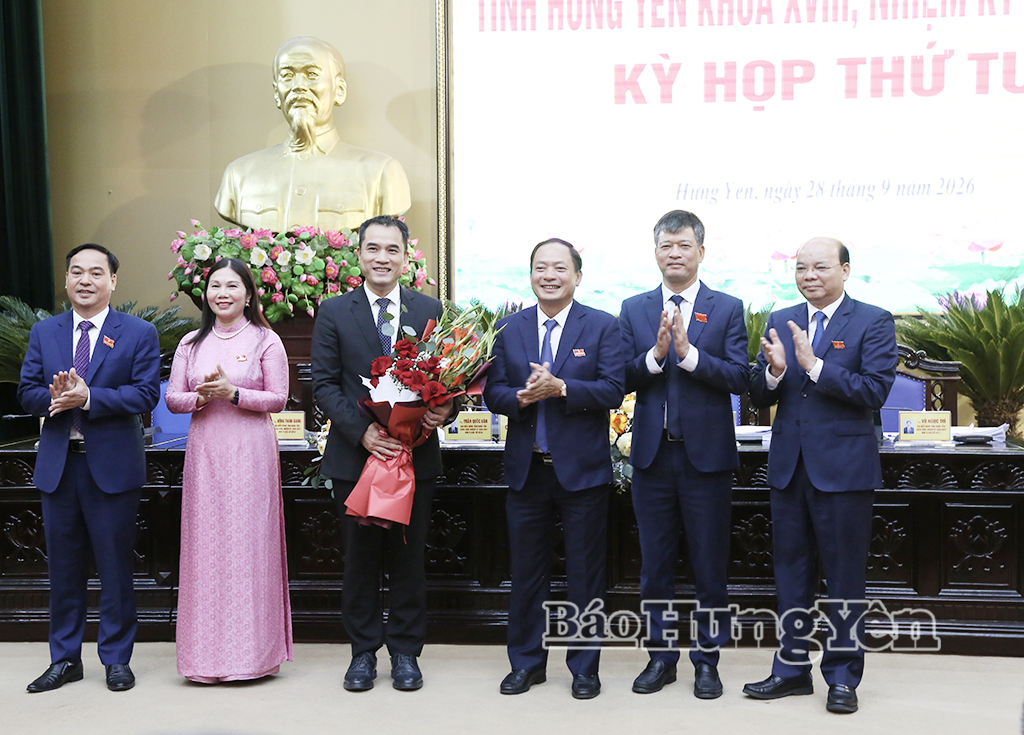 Các đồng chí Thường trực HĐND tỉnh tặng hoa chúc mừng đồng chí Phạm Bảo Sơn được HĐND tỉnh bầu giữ chức vụ Phó Chủ tịch UBND tỉnh Hưng Yên, nhiệm kỳ 2026-2031.