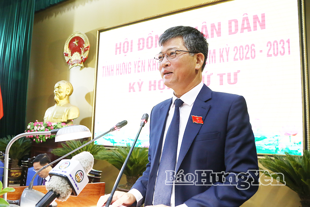 Đồng chí Lê Xuân Tiến, Ủy viên Ban Thường vụ Tỉnh ủy, Phó Chủ tịch Thường trực HĐND tỉnh điều hành nội dung biểu quyết thông qua nghị quyết tại kỳ họp. Ảnh Trịnh Cường