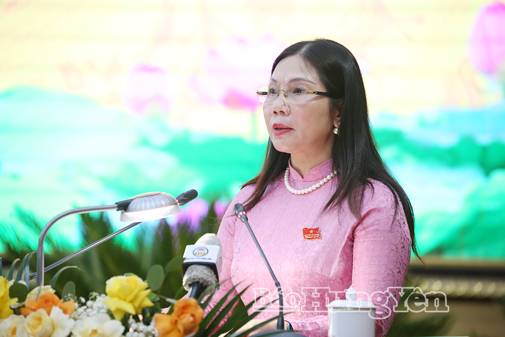 Đồng chí Trần Thị Tuyết Hương, Phó Chủ tịch HĐND tỉnh thông qua dự kiến nội dung, chương trình kỳ họp.