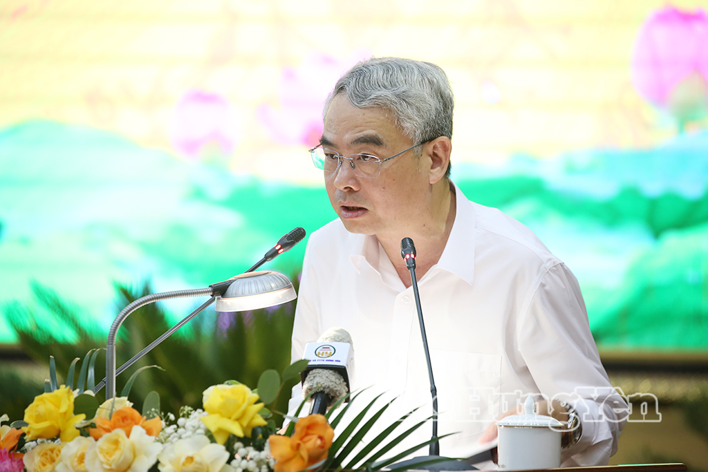 Đồng chí Phạm Đồng Thụy, Ủy viên Ban Thường vụ Tỉnh ủy, Giám đốc Sở Giáo dục và Đào tạo trình bày tờ trình và dự thảo nghị quyết tại kỳ họp. 