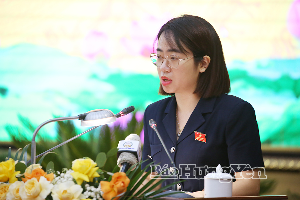 Ban Văn hóa - Xã hội HĐND tỉnh trình bày báo cáo thẩm tra các nội dung thuộc lĩnh vực văn hóa - xã hội.