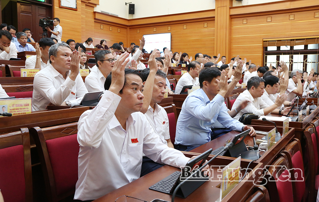 Các đại biểu biểu quyết thông qua nghị quyết tại kỳ họp.