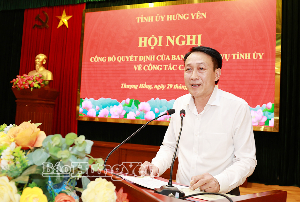 Đồng chí Phạm Văn Khuê, Ủy viên Ban Thường vụ Tỉnh ủy, Trưởng ban Tổ chức Tỉnh ủy công bố quyết định của Ban Thường vụ Tỉnh ủy về công tác cán bộ.