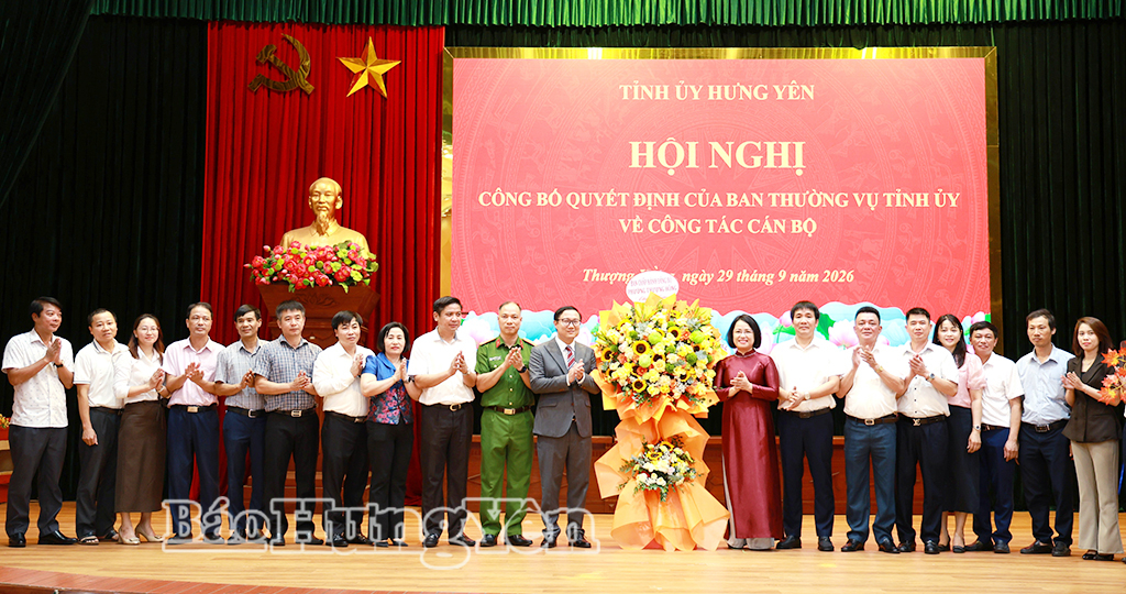 Ban Chấp hành Đảng bộ phường Thường Hồng tặng hoa chúc mừng đồng chí Nguyễn Đức Cảnh.