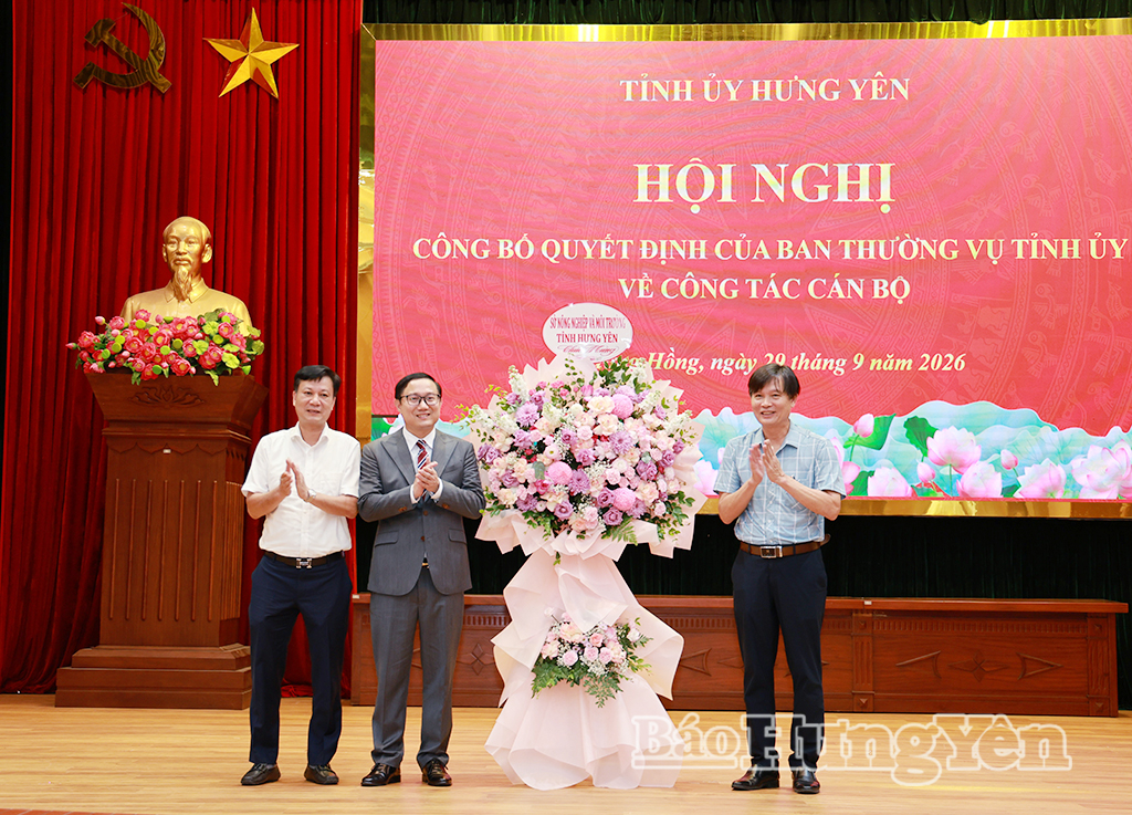 Lãnh đạo Sở Nông nghiệp và Môi trường tặng hoa chúc mừng đồng chí Nguyễn Đức Cảnh.
