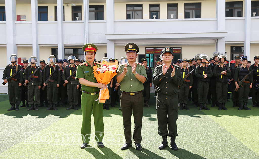 Thiếu tướng Trần Xuân Ánh, Ủy viên Ban Thường vụ Tỉnh ủy, Giám đốc Công an tỉnh tặng hoa chúc mừng thành công cuộc diễn tập.