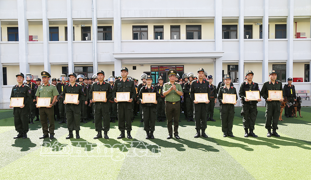 Thiếu tướng Trần Xuân Ánh, Ủy viên Ban Thường vụ Tỉnh ủy, Giám đốc Công an tỉnh khen thưởng các đơn vị đạt nhiều thành tích trong diễn tập.