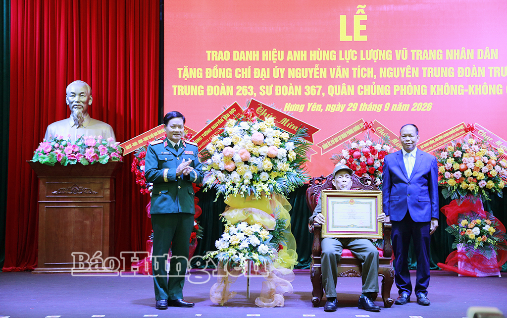 Trung tướng Nguyễn Văn Đức, Cục trưởng Cục Tuyên huấn, Tổng cục Chính trị Quân đội nhân dân Việt Nam tặng hoa chúc mừng đồng chí Nguyễn Văn Tích.