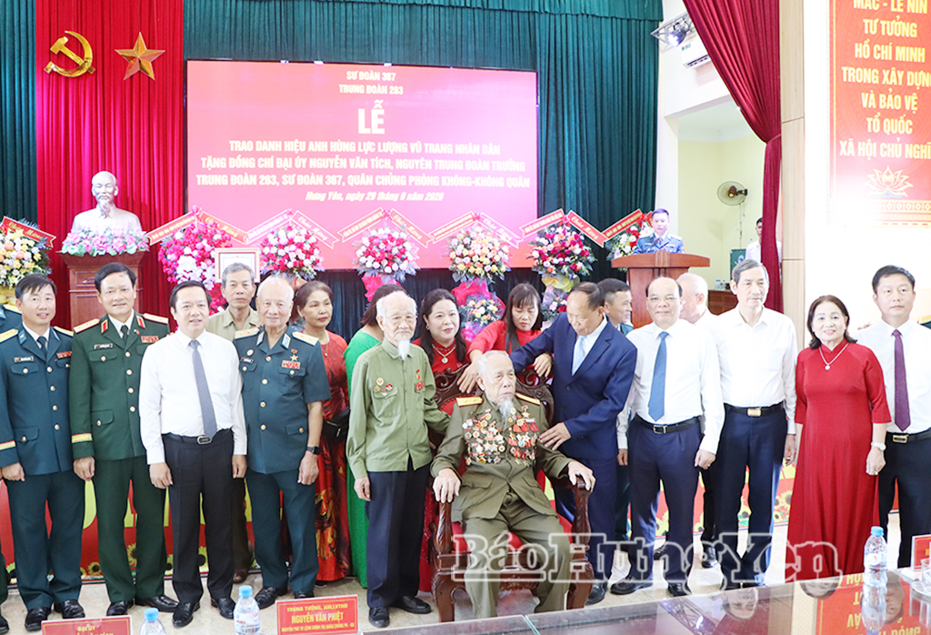 Đồng chí Phạm Quang Ngọc, Ủy viên Ban Chấp hành Trung ương Đảng, Bí thư Tỉnh ủy cùng các đại biểu chụp ảnh lưu niệm cùng Đại úy Nguyễn Văn Tích.