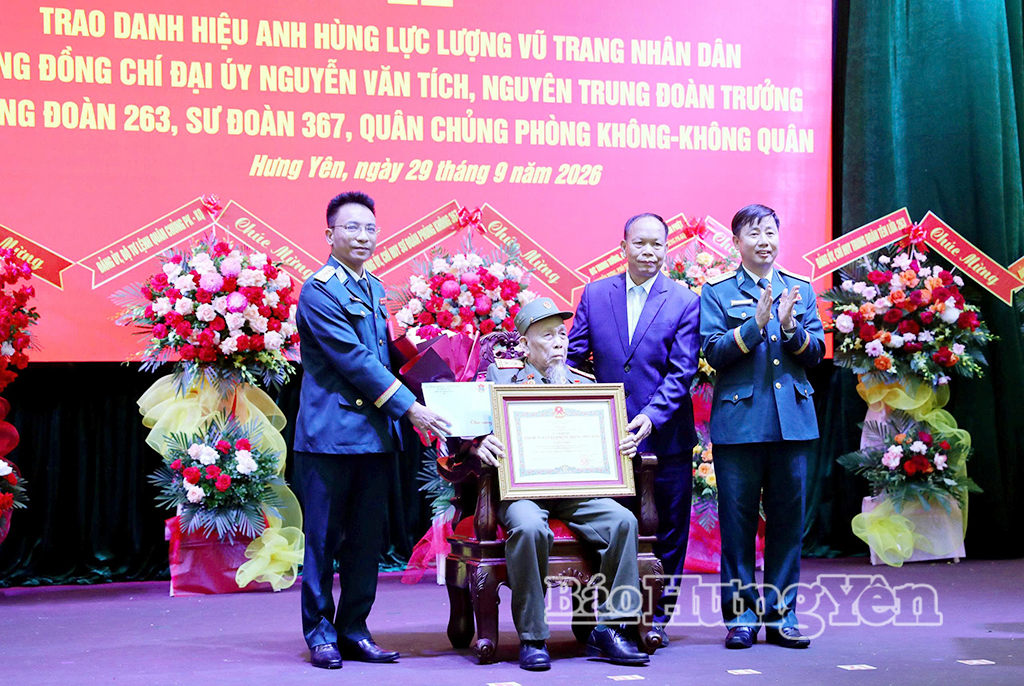 Thừa ủy quyền của Chủ tịch nước, lãnh đạo Sư đoàn 367, Quân chủng Phòng không – Không quân trao danh hiệu Anh hùng Lực lượng vũ trang nhân dân cho Đại úy Nguyễn Văn Tích.