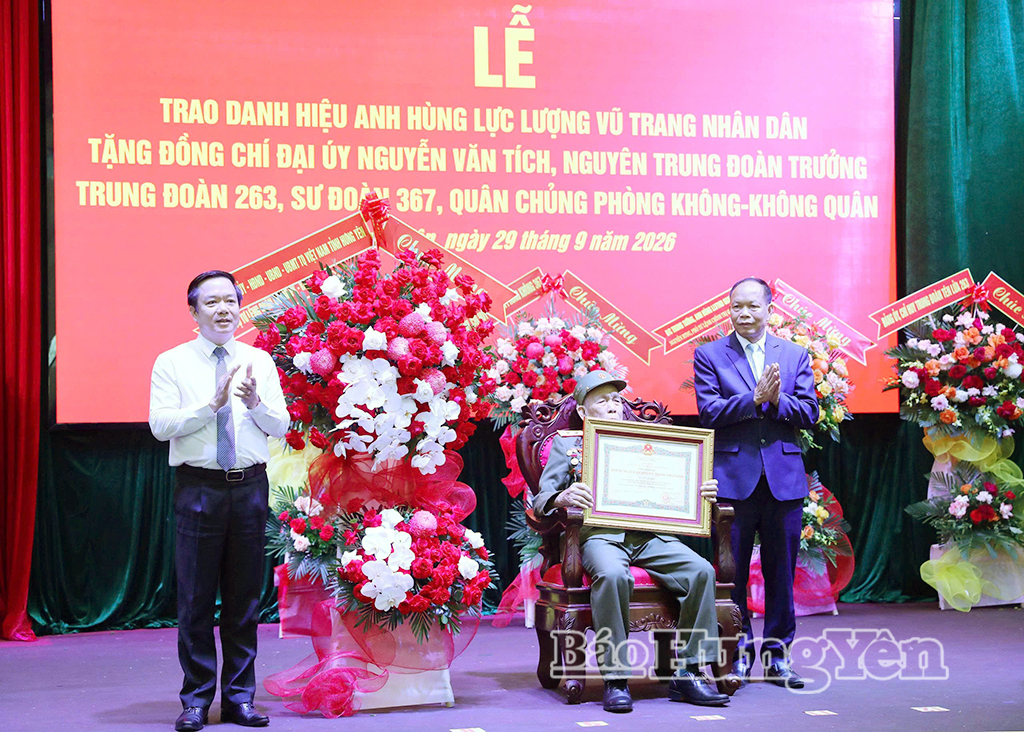 Đồng chí Phạm Quang Ngọc, Ủy viên Ban Chấp hành Trung ương Đảng, Bí thư Tỉnh ủy tặng hoa chúc mừng Đại úy Nguyễn Văn Tích.