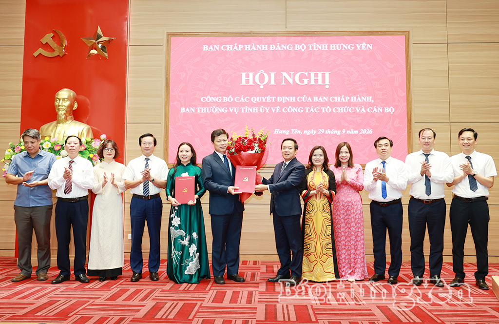 Đồng chí Phạm Quang Ngọc, Ủy viên Ban Chấp hành Trung ương Đảng, Bí thư Tỉnh ủy trao quyết định và tặng hoa chúc mừng Đảng bộ MTTQ Việt Nam, các đoàn thể tỉnh.