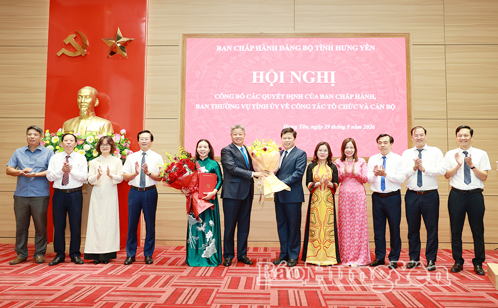 Đồng chí Nguyễn Mạnh Quyền, Phó Bí thư Tỉnh ủy, Chủ tịch UBND tỉnh tặng hoa chúc mừng Đảng bộ MTTQ Việt Nam, các đoàn thể tỉnh.