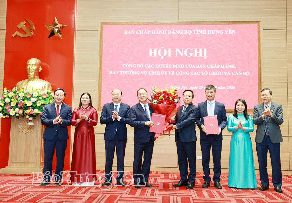 Đồng chí Phạm Quang Ngọc, Ủy viên Ban Chấp hành Trung ương Đảng, Bí thư Tỉnh ủy trao quyết định và tặng hoa chúc mừng Đảng bộ HĐND tỉnh.Đồng chí Nguyễn Mạnh Quyền, Phó Bí thư Tỉnh ủy, Chủ tịch UBND tỉnh tặng hoa chúc mừng Đảng bộ HĐND tỉnh.
