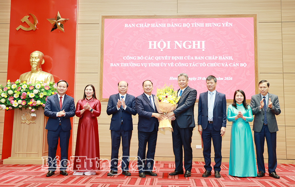 Đồng chí Nguyễn Mạnh Quyền, Phó Bí thư Tỉnh ủy, Chủ tịch UBND tỉnh tặng hoa chúc mừng Đảng bộ HĐND tỉnh.