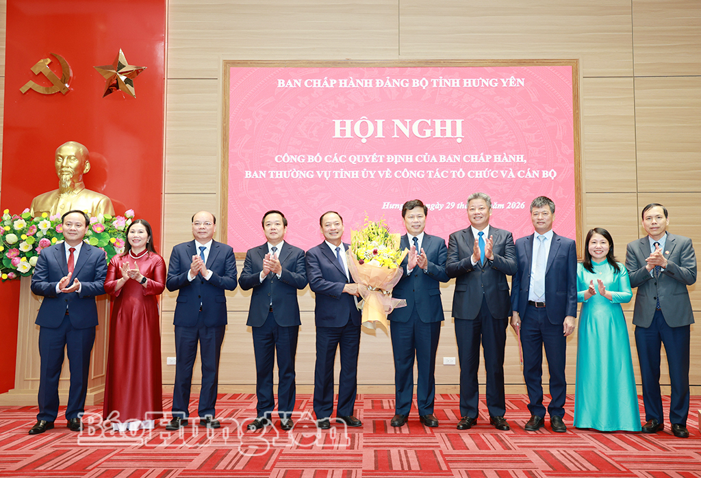 Các đồng chí Thường trực Tỉnh ủy tặng hoa chúc mừng Đảng bộ HĐND tỉnh.