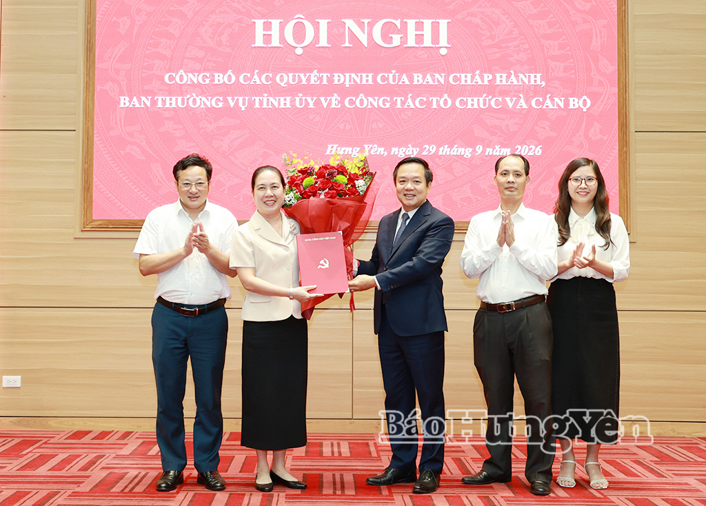 Đồng chí Phạm Quang Ngọc, Ủy viên Ban Chấp hành Trung ương Đảng, Bí thư Tỉnh ủy trao quyết định và tặng hoa chúc mừng Ban Tuyên giáo Tỉnh ủy.