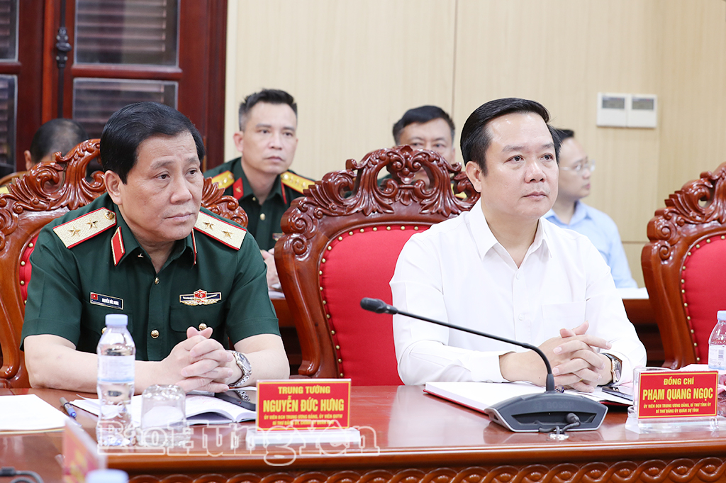 Các đồng chí: Trung tướng Nguyễn Đức Hưng, Ủy viên Ban Chấp hành Trung ương Đảng, Ủy viên Quân ủy Trung ương, Bí thư Đảng ủy, Chính ủy Quân khu 3; Phạm Quang Ngọc, Ủy viên Ban Chấp hành Trung ương Đảng, Bí thư Tỉnh ủy dự buổi làm việc.