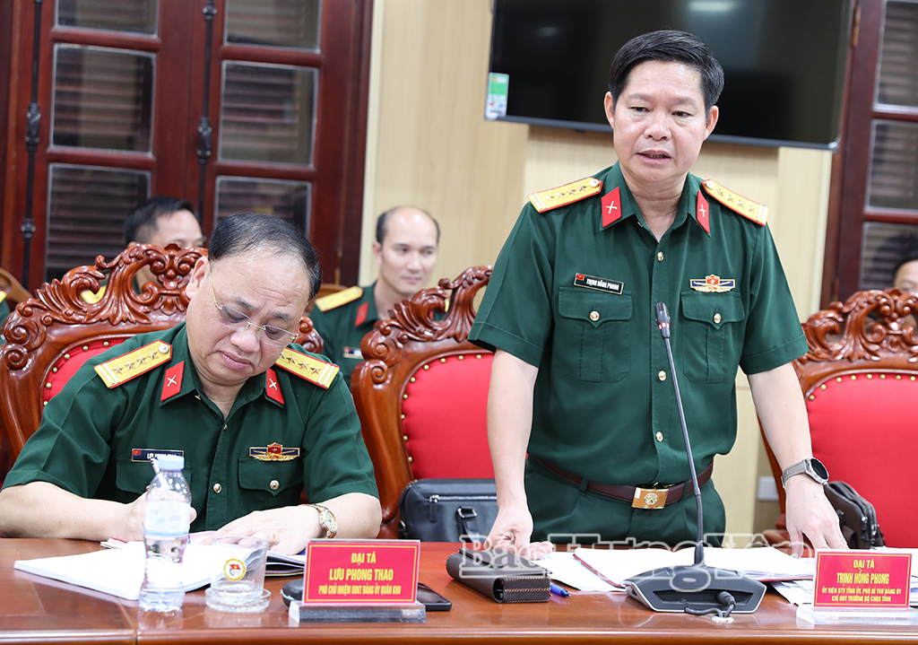 Lãnh đạo Bộ Chỉ huy Quân sự tỉnh báo cáo nội dung tại buổi làm việc.