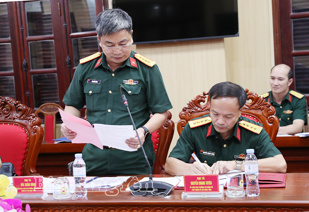 Lãnh đạo Bộ Chỉ huy Quân sự tỉnh báo cáo nội dung tại buổi làm việc.