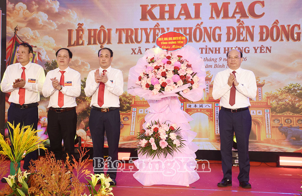 Đồng chí Đặng Thanh Giang, Ủy viên Ban Thường vụ Tỉnh ủy, Phó Chủ tịch HĐND tỉnh chúc mừng ban tổ chức lễ hội.